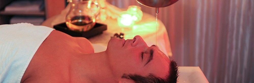 Ayurveda: Die Lehre des Lebens - Anwendungen im Wellnessurlaub Stirnguss: Ayurveda-Anwendungen im Wellnesshotel